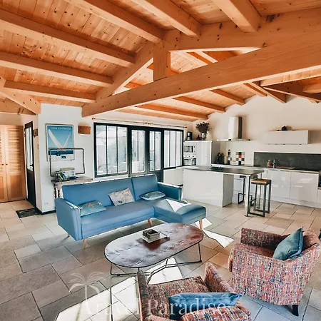 Hollyhocks 里维多瓦海滩