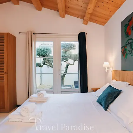 Hollyhocks Villa *